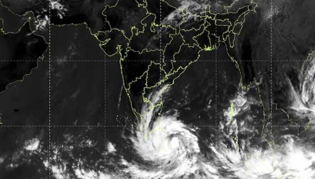 سری لنکا میں تباہی پھیلانے کے بعد سمندری طوفان بھارت کی طرف بڑھنے لگا