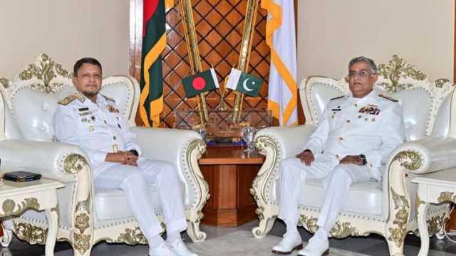 نیول چیف ایڈمرل نوید اشرف کا دورہ بنگلہ دیش، دفاعی تعاون بڑھانے پر اتفاق