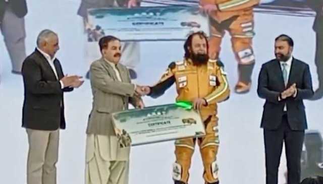 پاکستان کے معروف اسٹنٹ مین سلطان گولڈن نے عالمی ریکارڈ توڑ دیا،وزیراعلی بلوچستان کا 5کروڑ انعام کا اعلان