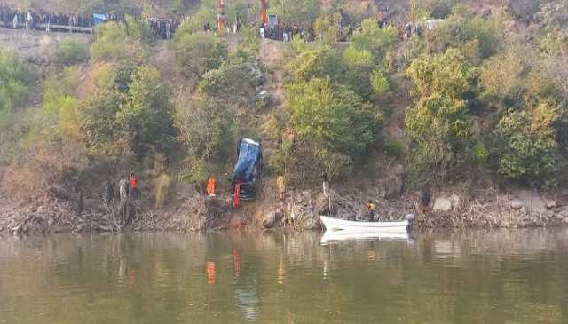 کہوٹہ میں مسافر وین ڈرائیور کی غفلت سے دریا میں جاگری، 3 افراد جاں بحق