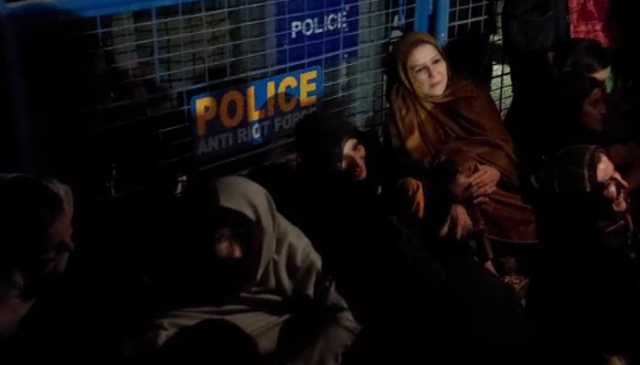 عمران خان کی بہنوں نے ملاقات کی اجازت نہ دینے پر اڈیالہ جیل کے قریب دھرنا دیدیا