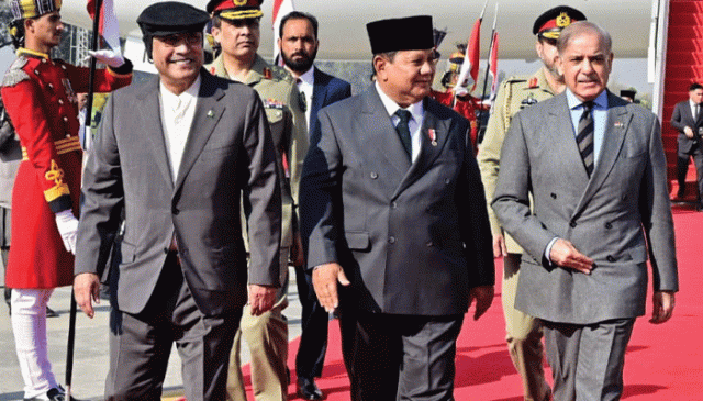 انڈونیشیا کے صدر کی پاکستان آمد پر شاندار استقبال، 21 توپوں کی سلامی