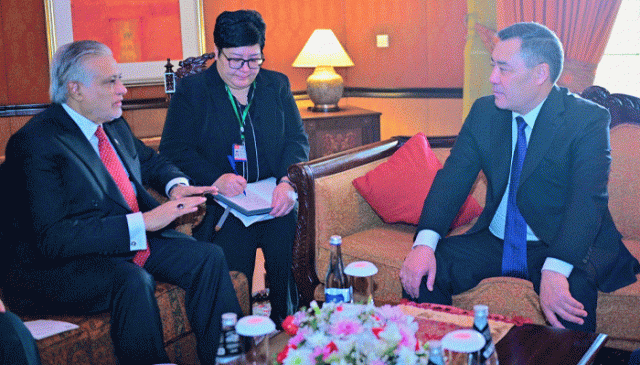 نائب وزیراعظم اسحاق ڈارکی کرغزستان کے صدر سے ملاقات، تعلقات مضبوط بنانے کے عزم کا اعادہ