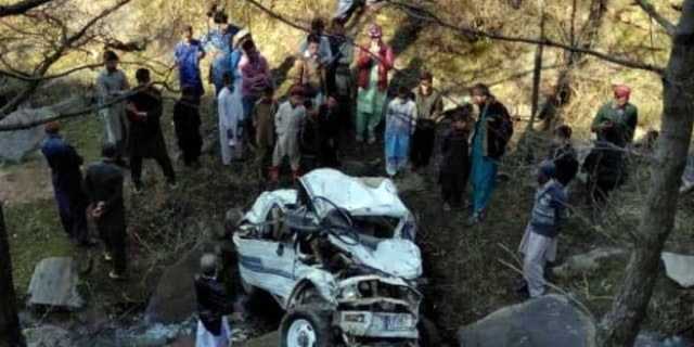 ڈیرہ اسماعیل خان: گاڑی کھائی میں گرنے سے 4 افراد جاں بحق