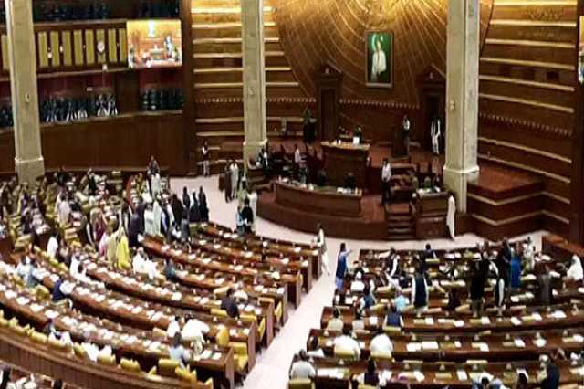 پنجاب اسمبلی کا اجلاس، ٹی ایل پی کے معاملے پر بات نہ کرنے پر پی ٹی آئی ارکان کا احتجاج، واک آوٹ