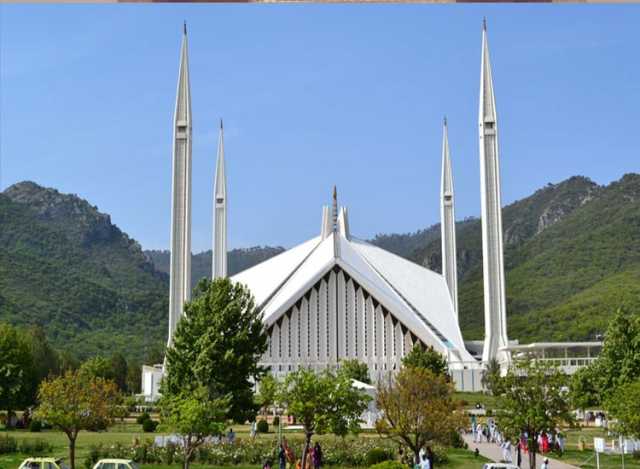 فیصل مسجد میں نامناسب لباس میں داخلے، ویڈیوز بنانے پر پابندی کیلئے درخواست دائر
