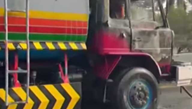 کراچی: اورنگی میں حادثہ، چنگ چی ڈرائیور جاں بحق، مشتعل افراد نے ذمے دار ٹینکر جلا دیا