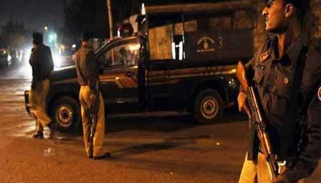 کراچی: پولیس مقابلوں میں 8 ڈاکو اسلحے سمیت گرفتار