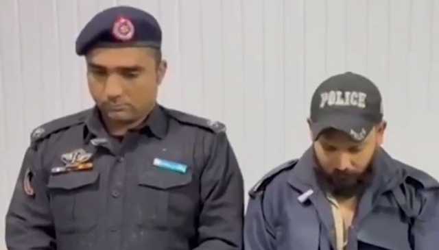 کراچی: پولیس اہلکار کو ملزمان کے تعاقب کے دوران دکان میں چھپنے پر معطل کردیا گیا