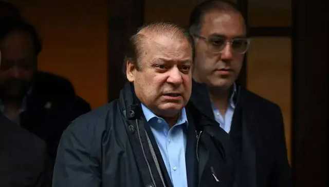 نواز شریف لندن پہنچ گئے، ایون فیلڈ کے باہر ن لیگ اور پی ٹی آئی کارکن آمنے سامنے