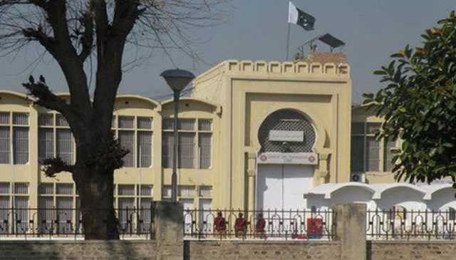 بانی پی ٹی آئی ملاقات، رہنما پولیس ناکا توڑتے ہوئے پیدل اڈیالہ جیل کی جانب روانہ