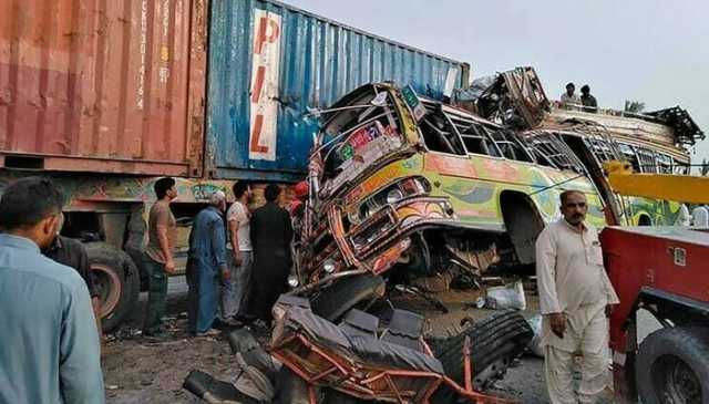 سکھر ملتان موٹروے پر بس ٹریلر سے ٹکرا گئی، 3 مسافر جاں بحق