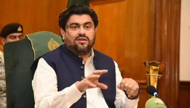 کامران ٹیسوری کا بھارت میں ادھورا علاج چھوڑ کر آنے والے معذور بچے کا علاج کروانے کا اعلان