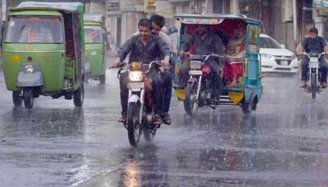 لاہور کے مختلف علاقوں میں بارش موسم خوشگوار ہوگیا