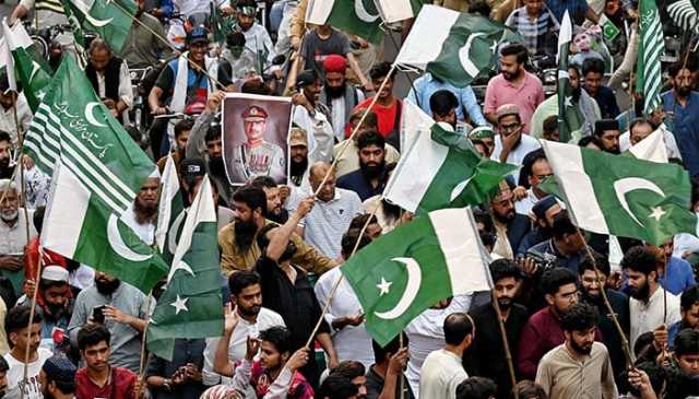 آپریشن بُنيان مرصوص کی کامیابی کے بعد ملک بھر میں شہری سڑکوں پر نکل آئے، مٹھائیاں تقسیم