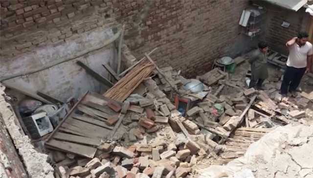 کراچی میں چھت گرنے سے زخمی بچی دم توڑ گٸی