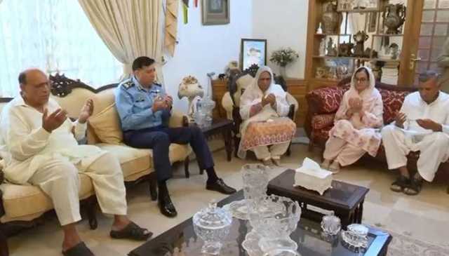 ایئرچیف مارشل ظہیر احمد کی شہید اسکواڈرن لیڈر عثمان یوسف کے گھر آمد، اہلخانہ سے اظہار تعزیت