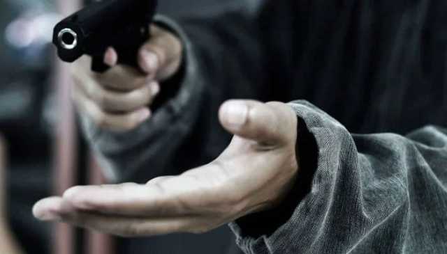 کراچی: ٹریفک پولیس کے سامنے دن دیہاڑے ڈاکوؤں نے شہری کو لوٹ لیا