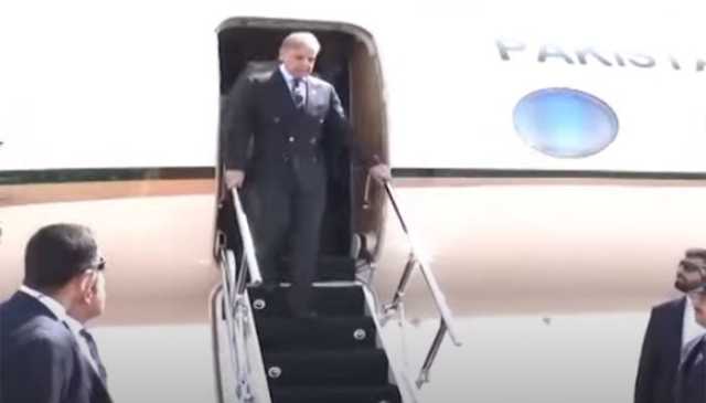وزیرِاعظم دو روزہ دورے پر ایران پہنچ گئے، ایئر پورٹ پر ایرانی حکام نے استقبال کیا