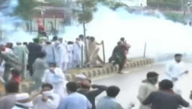 پشاور میں پیپلز پارٹی کا احتجاج، مظاہرین نے عمران خان کی رہائی کیلئے لگے پی ٹی آئی کیمپ کو آگ لگادی