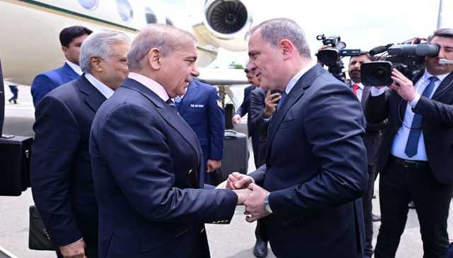 وزیراعظم شہباز شریف سہ فریقی اجلاس میں شرکت کیلئے آذربائیجان پہنچ گئے