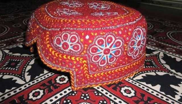 سندھ: اسکولوں میں اجرک، ٹوپی کا تحفہ دینے پر پابندی عائد