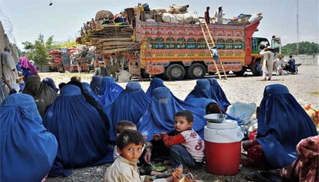 کراچی سے بیدخل 52 افغان باشندوں کا قافلہ افغانستاں واپسی کیلئے سکرنڈ پہنچ گیا