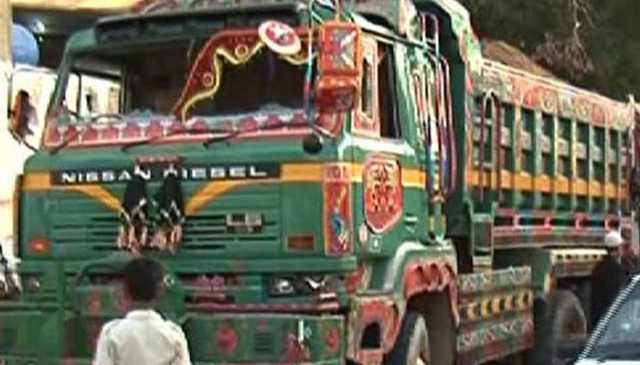 کراچی: ڈیفنس موڑ کے قریب تیز رفتار ڈمپر بنگلے میں گھس گیا