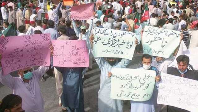 کراچی: نیشنل ہائی وے پر بجلی کی بندش کیخلاف 10 گھنٹے سے احتجاج جاری