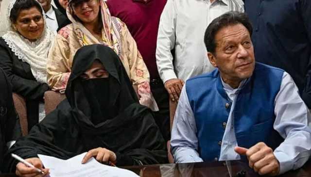 توشہ خانہ ٹو کیس: عمران خان کو عدالت میں پیش کردیا گیا، بشریٰ بی بی کا کمرہ عدالت میں آنے سے انکار