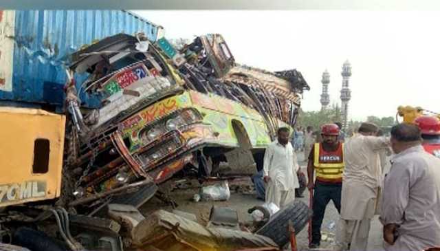 نوشہرو فیروز : ٹرک اور کوچ میں ٹکر سے ایک شخص جاں بحق