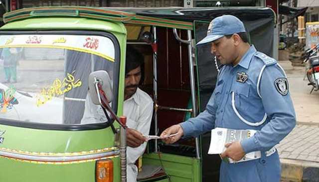 لاہور: ٹریفک وارڈنز کی وردی سے کیمرے منسلک