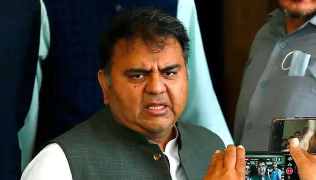 فواد چوہدری کے وارنٹ گرفتاری جاری، عدالت میں پیش کرنے کا حکم
