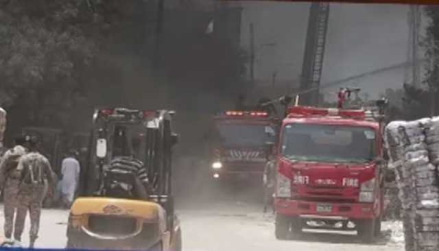 کراچی: لانڈھی ایکسپورٹ پروسیسنگ زون کی فیکٹری میں لگی آگ پر 20 گھنٹے بعد بھی قابو نہیں پایا جاسکا