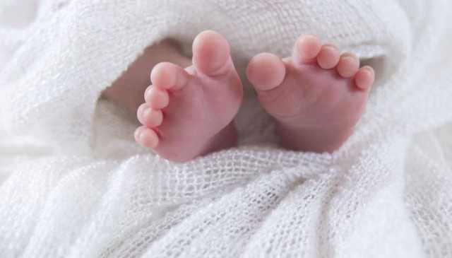 کراچی: بیوی سے جھگڑے پر والد نے 10 ماہ کے بچے کو مبینہ طور پر جلتے چولہے پر پھینک دیا