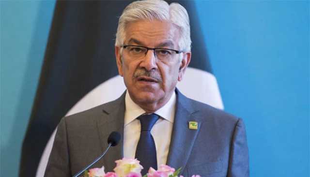 قومی سلامتی کمیٹی اجلاس: صحافی کے سوال پر خواجہ آصف کی کانوں کو ہاتھ لگاکر معذرت