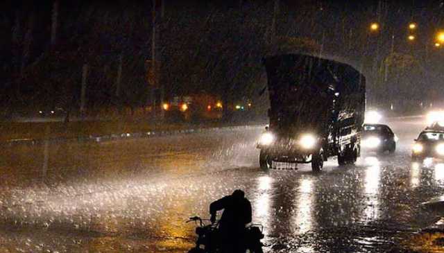 کراچی کے مختلف علاقوں میں گرج چمک کے ساتھ بارش
