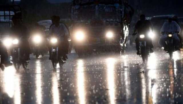 کراچی میں گرج چمک کے ساتھ بارش، بجلی غائب