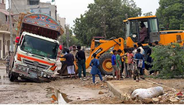 کراچی: کئی علاقوں میں خراب سڑکوں کے باعث شہری مشکلات کا شکار