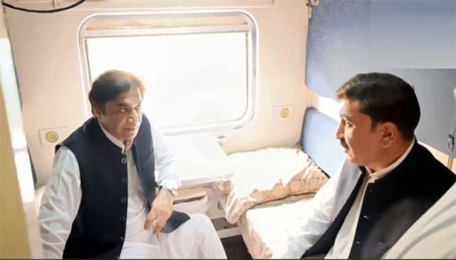 جب تک خود ٹرین میں سفر نہیں کرونگا، مسافروں کی مشکلات نہیں سمجھ سکتا: حنیف عباسی