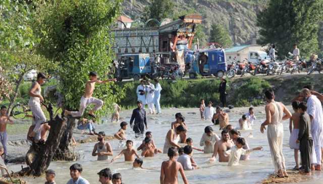 خیبرپختونخوا: دریاؤں میں نہانے اور کشتی رانی پر پابندی پر عمل درآمد کاغذی کارراوئیوں تک محدود