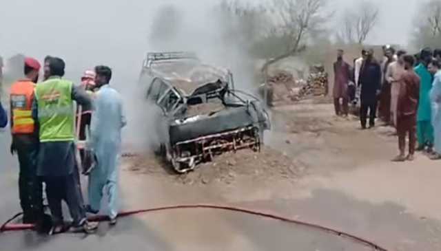 احمد پور شرقیہ: وین میں آتشزدگی، ایک طالبہ جاں بحق، 10 زخمی