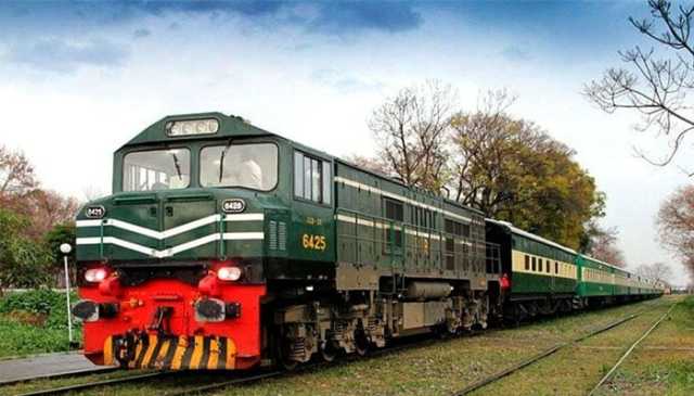 ڈیزل منہگا ہونے پر کرایوں میں اضافے پر غور کر رہے ہیں، ریلوے حکام