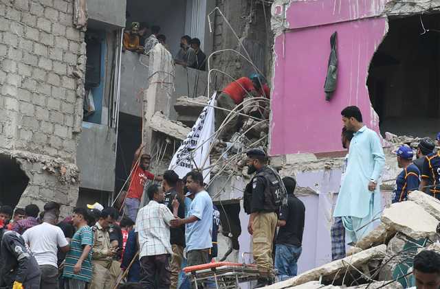 لیاری میں 5 منزلہ عمارت گرنے سے ہوئی تباہی کے مناظر