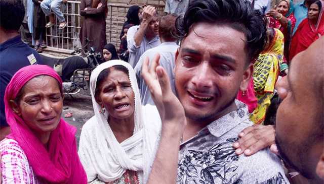 لیاری: عمارت کے ملبے تلے دبے افراد کے لواحقین کو پیاروں کے زندہ ملنے کی آس
