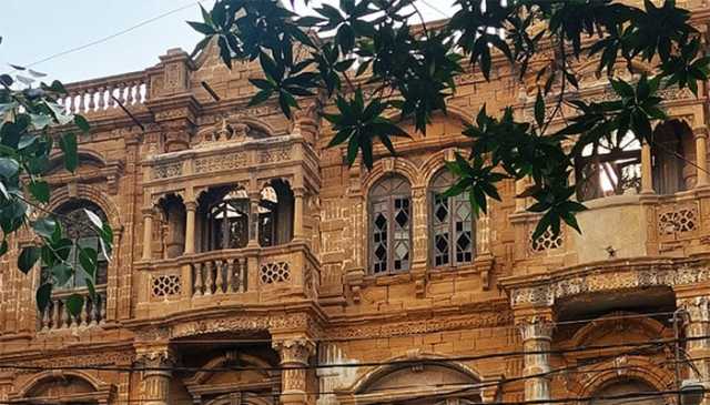 کراچی: کھارادر میں ہیوی مشینوں سے تاریخی عمارت توڑنے کی کوشش پر علاقہ مکینوں کی مزاحمت