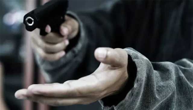 کراچی: لوٹ مار کے دوران ڈاکو اپنے ساتھی کی فائرنگ سے زخمی