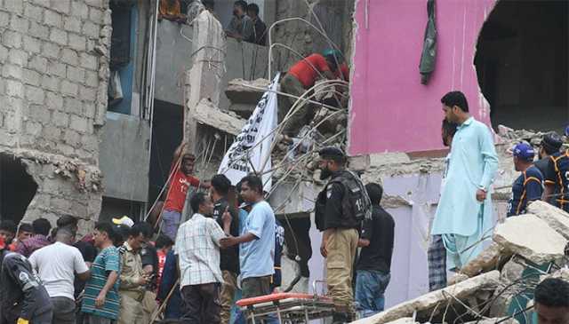 لیاری میں تباہ عمارت سے ملحق عمارتیں گرائی جائیں گی، مکینوں کو سامان نکالنے کی ہدایت