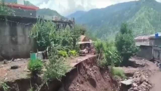 آزاد کشمیر میں کلاؤڈ برسٹ، لینڈ سلائیڈنگ، کئی گھر تباہ، مویشی سیلابی ریلے میں بہہ گئے