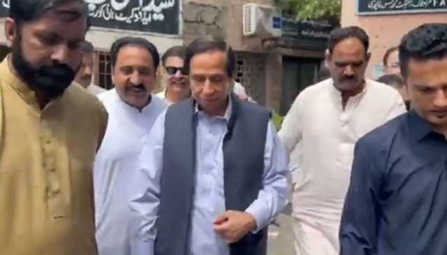 پی ٹی آئی کیلئے مذاکرات کا راستہ بہتر ہے یا احتجاج کا؟ پرویز الہٰی سے صحافی کا سوال